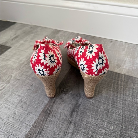 NEW Tory Burch Dory Red Floral Canvas Peep Toe Wedge Heels Size 8.5 - Picture 4 of 5